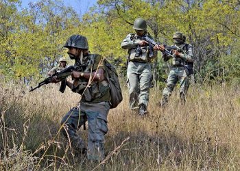 Uri: Army personnel take positions and moves towards the site where militants were hiding during an encounter at Lachipora in Uri Sector of north Kahsmir on Wednesday. PTI Photo  (PTI9_21_2016_000144B)