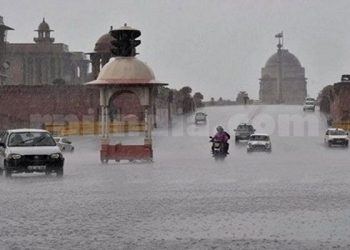 Delhi-NCR में बारिश और बर्फ़बारी