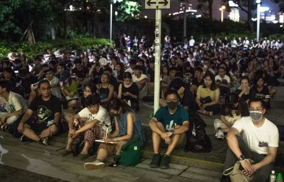 united-kingdom-thousands-of-people-are-leaving-hong-kong-and-going-to-britain