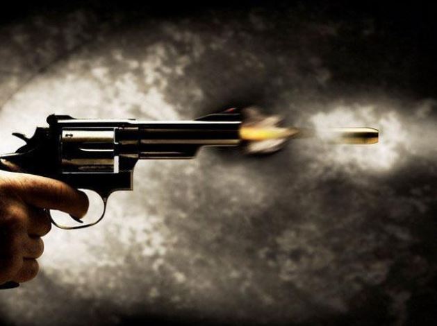shoot a man with gun in amanpur kasganj