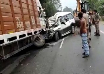 agra-city-major-accident-of-agra-kanpur-highway-scorpio-of-jharkhand-number-collapsed-with-container