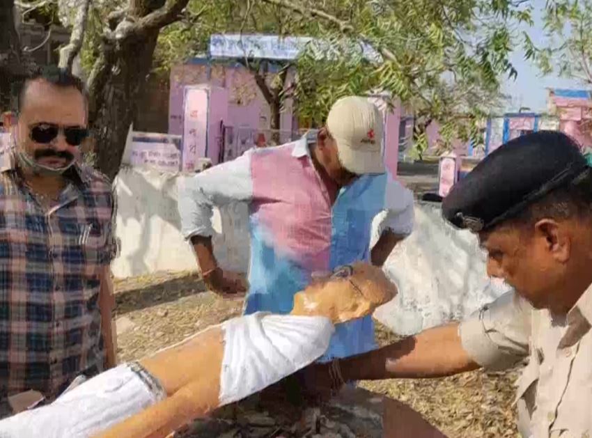 mandsaur-police-accused-monkeys-for-damage-gandhi-statue 63898
