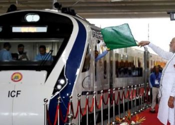 PM Modi: पांच वंदे भारत एक्सप्रेस ट्रेनों को पीएम मोदी ने दिखाई हरी झंडी