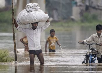 दिल्ली में नहीं टला खतरा, युमना का जल स्तर फिर बढ़ा हथिनी कुंड बांध से छोड़ा गया पानी