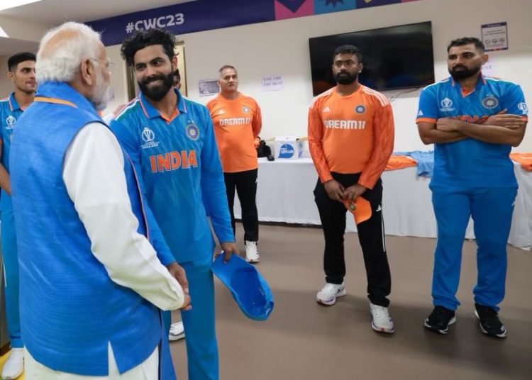 PM Modi: भारतीय खिलाड़ियों से गले मिले पीएम मोदी, सभी ने दी प्रतिक्रियाएं, देखें तस्वीरें! 