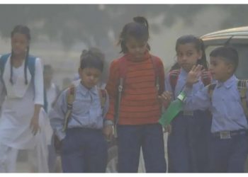 Air Pollution in Delhi: दिल्ली में आगे बढ़ी स्कूलों की छुट्टी की तारीख, प्रदूषण की स्थिति भी...