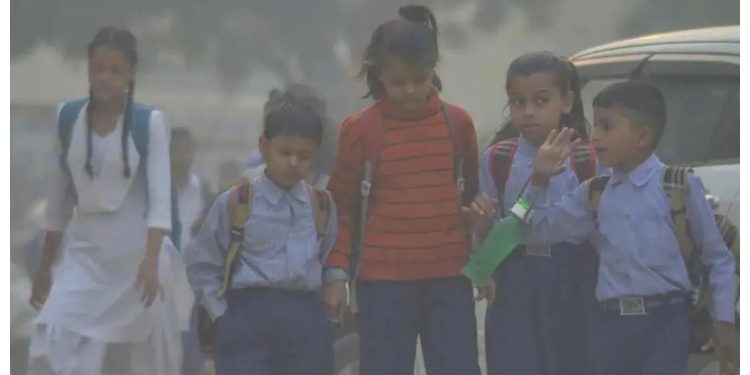 Air Pollution in Delhi: दिल्ली में आगे बढ़ी स्कूलों की छुट्टी की तारीख, प्रदूषण की स्थिति भी...
