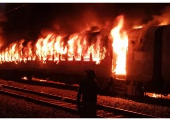 Train Accident: यूपी में दूसरा बड़ा हादसा, वैशाली एक्सप्रेस में लगी भीषण आग!