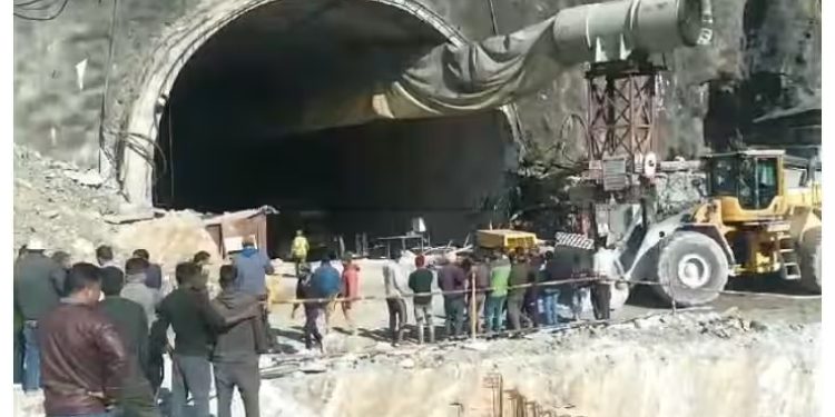 Uttarkashi Tunnel Rescue: 'मजदूर फंसे टनल में...' सीएम धामी के पीएम मोदी से क्या बात हुई?