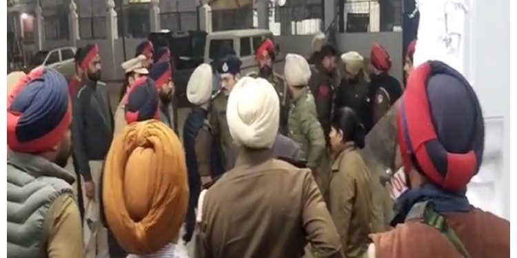 Firing In Gurudwara: पंजाब के गुरुद्वारे में निहंग और पुलिस अधिकारियों के बीच गोलीबारी, क्या है पूरा मामला?