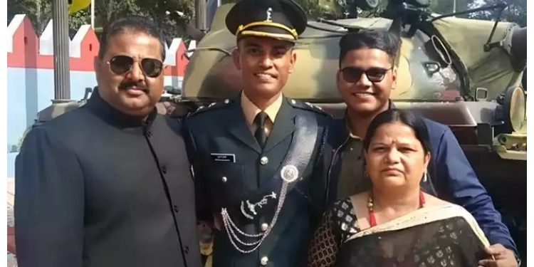 Agra: जम्मू के राजौरी में शहीद हुए कैप्टन शुभम नहीं कर पाए 'मां को दिया वादा पूरा..' आगरा में शोक!