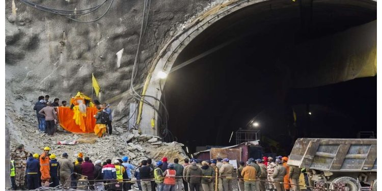 Uttarkashi Tunnel Rescue: "अब अपना बैग तैयार रखो...", टनल से कभी भी बाहर आ सकते हैं मजदूर!