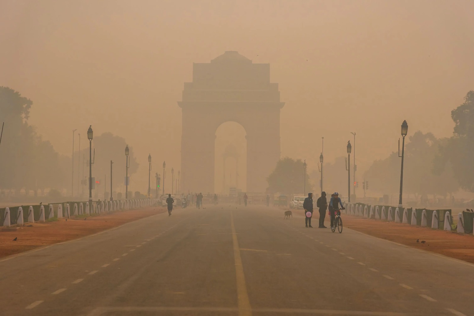 Delhi Air Pollution: प्रदूषण से बेहाल दिल्ली-एनसीआर! सरकार की तमाम कोशिशों के बाद भी राजधानी में सांस लेना हुआ मुश्किल।