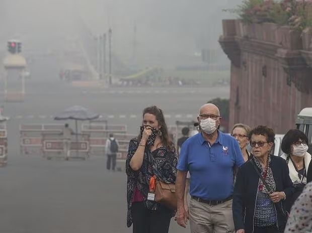 Delhi Air Pollution: प्रदूषण से बेहाल दिल्ली-एनसीआर! सरकार की तमाम कोशिशों के बाद भी राजधानी में सांस लेना हुआ मुश्किल।