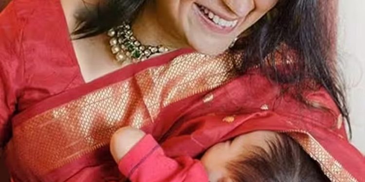 Alia Bhatt Daughter Raha Kapoor First Pic: बॉलीवुड एक्ट्रेस आलिया भट्ट और रणबीर कपूर की बेटी राहा कपूर आज पूरे एक साल की हो गई हैं। राहा के पहले बर्थडे पर आलिया ने कुछ खास तस्वीरें शेयर की है।