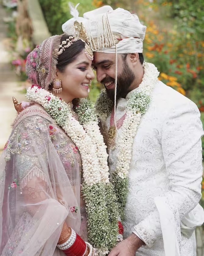 Neha Bagga Wedding: टेलीविजन एक्ट्रेस नेहा बग्गा ने अपनी ड्रीमी शादी की तस्वीरें शेयर कर सबको चौंका दिया। 