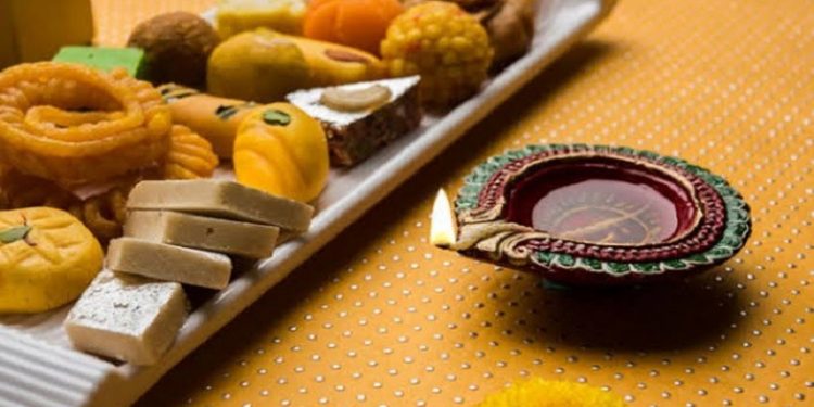 Diwali 2023: दिवाली पर मेहमानों को खिलाए ये पकवान, सब हो जाएगें आपके दिवाने।