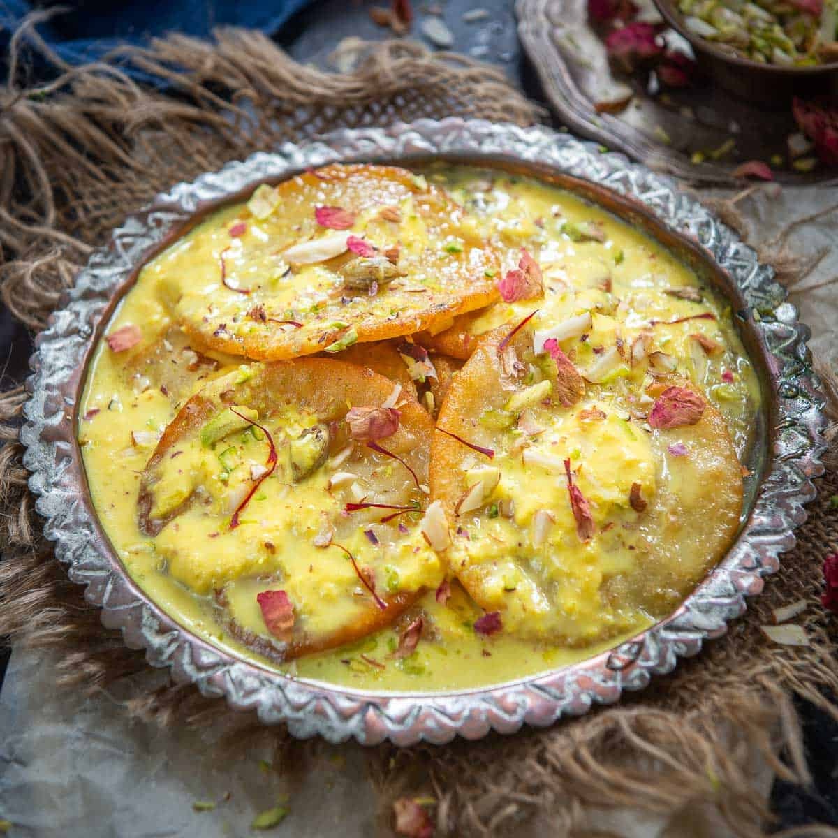 Diwali 2023: दिवाली पर मेहमानों की आवाजाही लगी रहती है। ऐसे में अगर आप पहले से पकवान बनाकर तैयार रखें तो आपका समय बच सकता है। इस दिवाली बाजार से पकवान लाने की बजाय खुद से घर पर बनाए।  
