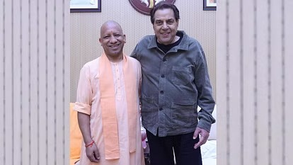 Dharmendra Met CM Yogi: सीएम योगी से मिलने पहुंचे धर्मेंद्र, ODOP देकर किया सम्मानित।
