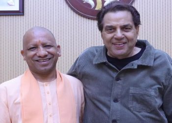 Dharmendra Met CM Yogi: सीएम योगी से मिलने पहुंचे धर्मेंद्र, ODOP देकर किया सम्मानित।