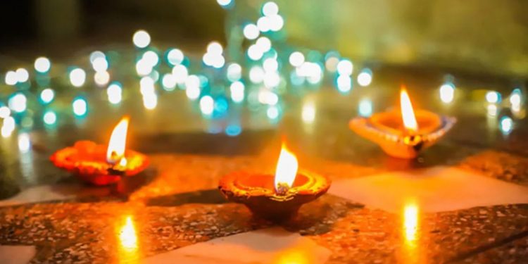 Chhoti Diwali 2023: माँ लक्ष्मी को प्रसन्न करना चाहते हैं, तो जान लीजिए नियम, मुहूर्त औैर तरीका।
