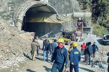 Uttarkashi Tunnel Accident: 40 मजदूरों की जान बचाने की जंग जारी, पाइप के द्वारा खाना, पानी और ऑक्सीजन पहुंचाया जा रहा।