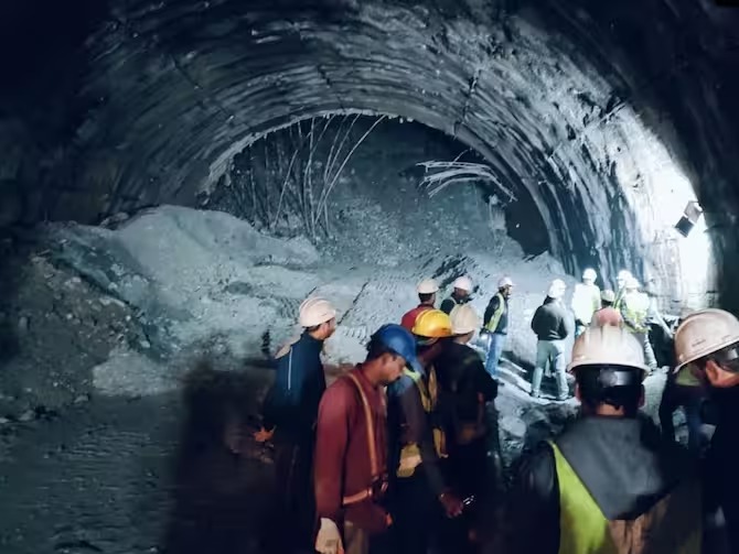 Uttarkashi Tunnel Accident: 40 मजदूरों की जान बचाने की जंग जारी, पाइप के द्वारा खाना, पानी और ऑक्सीजन पहुंचाया जा रहा। 