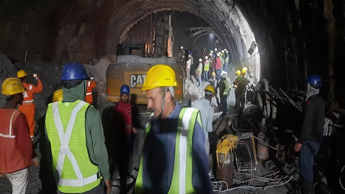 Uttarkashi Tunnel Accident: 40 मजदूरों की जान बचाने की जंग जारी, पाइप के द्वारा खाना, पानी और ऑक्सीजन पहुंचाया जा रहा। 