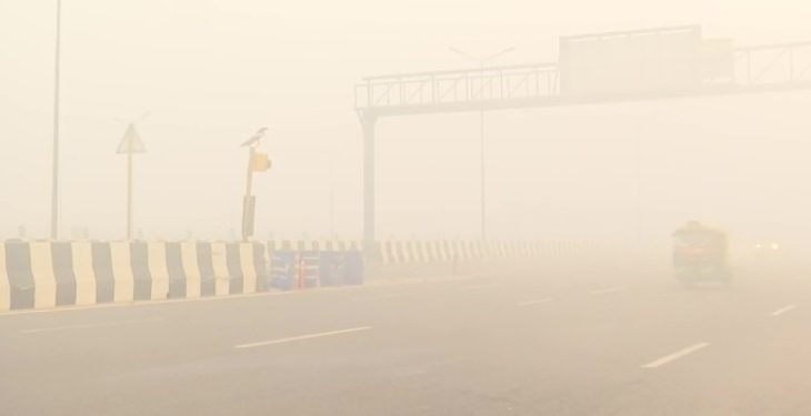 Delhi AQI News: दिल्ली की हवा मे फिर घुला जहर, बैन के बाद भी जमकर हुई आतिशबाजी।