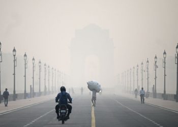 Delhi AQI News: दिल्ली की हवा मे फिर घुला जहर, बैन के बाद भी जमकर हुई आतिशबाजी।