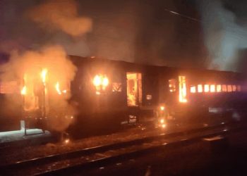 Etawah Train Accident: दरभंगा एक्सप्रेस में लगी भीषण आग, झुलसे कई लोग