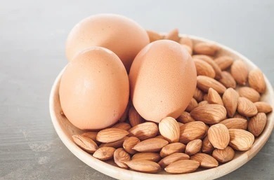 Health Tips: क्या है डॉक्टर की सलाह, नाश्ते में नट्स खाना हेल्दी या अंडे ?
