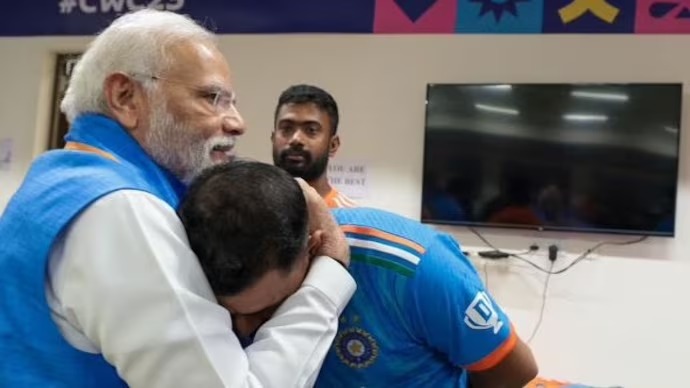 PM Modi: भारतीय खिलाड़ियों से गले मिले पीएम मोदी, सभी ने दी प्रतिक्रियाएं, देखें तस्वीरें! 