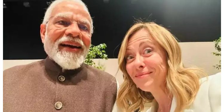 Giorgia Meloni selfie with PM Modi: इटली की पीएम जॉर्जिया मेलोनी ने PM मोदी के साथ ली सेल्फी, शानदार कैप्शन लिखते हुए शेयर की तस्वीर!