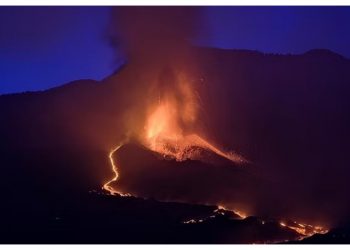 Indonesia Volcano Eruption: इंडोनेशिया में ज्वालामुखी फटने से 11 लोगों की मौत, आसामान में राख का गुबार!
