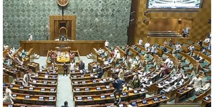 Parliament MP Suspended: संसदीय इतिहास का सबसे बड़ा एक्शन! सांसदों का निलंबन, सियासत हुई गरम...