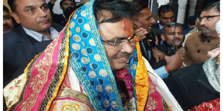 Rajasthan के सीएम भजनलाल शर्मा की पत्नी ने लगाई गिर्राज महाराज की दंडवत परिक्रमा, देखें वीडियो