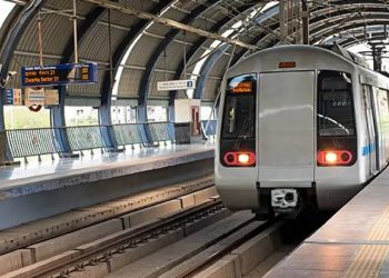 Delhi Metro: मेट्रो के दरवाजे में कपड़े फंसने से महिला की मौत, मेट्रो से एक और लापरवाही आई सामने।