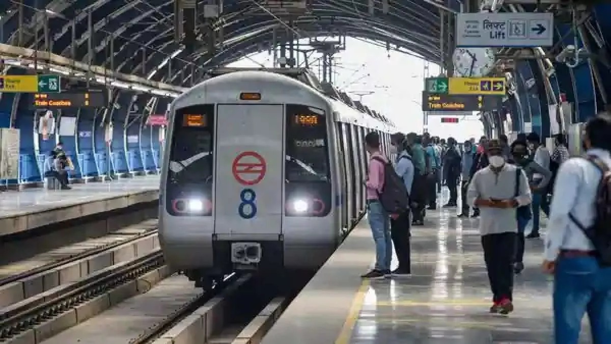 Delhi Metro: मेट्रो के दरवाजे में कपड़े फंसने से महिला की मौत, मेट्रो से एक और लापरवाही आई सामने। 