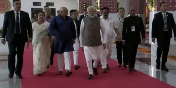 PM Modi in Surat: तीसरी बार प्रधानमंत्री बनेंगे नरेंद्र मोदी, टॉप-3 में होगी भारत की अर्थव्यवस्था...