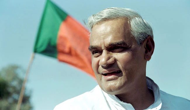 Atal Bihari Vajpayee Birth Anniversary: अटल बिहारी वाजपेयी की 99वीं जयंती आज, इस खास मौके पर पढ़े उनकी बच्पन से लेकर राजनीति तक का सफर।