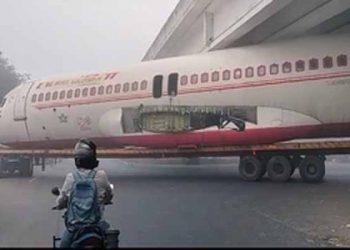 Bihar News: बिहार में पुल के नीचे फंसा हवाई जहाज, देखकर सभी हुए हैरान, पढ़े क्या है पूरा मामला।