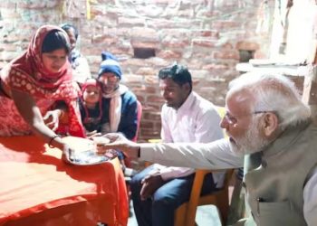 PM Narendra Modi in Ayodhya: अयोध्या दौरे पर पीएम मोदी, दलित के घर पी चाय, देखें कौन है यह दलित महिला।