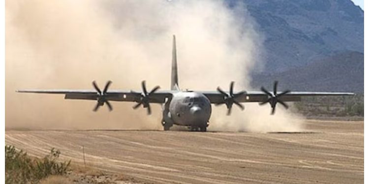 Indian Air Force: दुश्मनों को डरा रहा वायुसेना, पहली बार कारगिल हवाई पट्टी पर हरक्यूलिस विमान की लैंडिंग! देखें वीडियो...