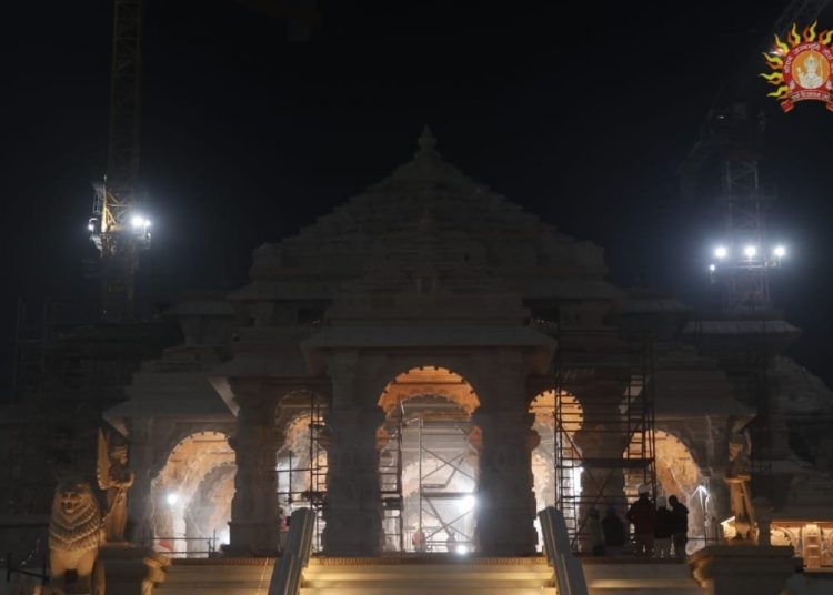 Ram mandir: राम मंदिर की  खूबसूरत तस्वीरें हुई वायरल, कैलिफोर्निया के भक्तों ने दान की एम्बुलेंस, देखें... 