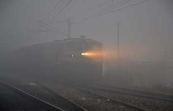 Delhi News: नये साल पर दिल्ली में छाया घना कोहरा, इतनी ट्रेने हुईं लेट, देखें लिस्ट...
