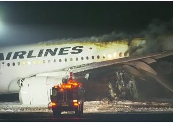 Japan में विमान में लगी भीषण आग, एयरपोर्ट पर मचा कोहराम!