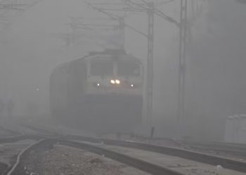 Delhi Weather Update: कड़ाके की ठंड, दिल्ली आने वाली 22 ट्रेनें चल लेट, स्कूल भी इतने दिनों तक बंद..!