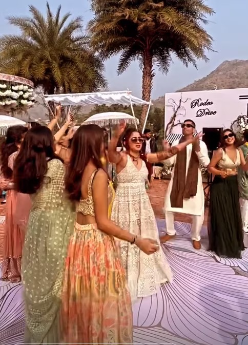 Ira-Nupur Wedding: आमिर खान की बेटी इरा खान का प्री वेडिंग फंकशन शुरु, मेहंदी की पहली झलक आई सामने। 