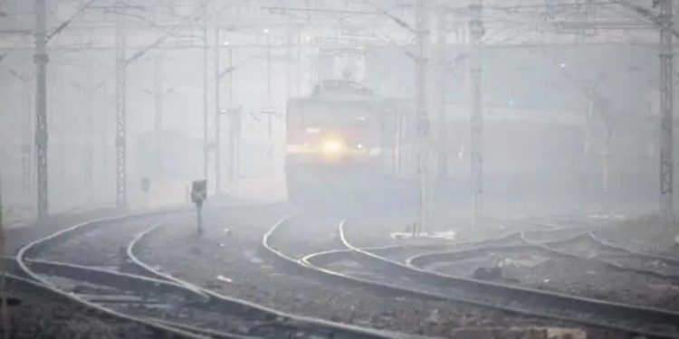 Delhi Weather: कोहरे की चादर में लिपटा दिल्ली, 22 ट्रेनें हुई लेट, देखें पूरी लिस्ट...